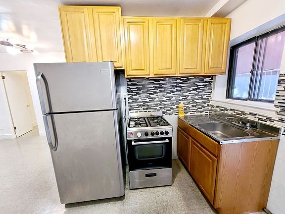 2nd image of 1457 Arnow Ave #B1