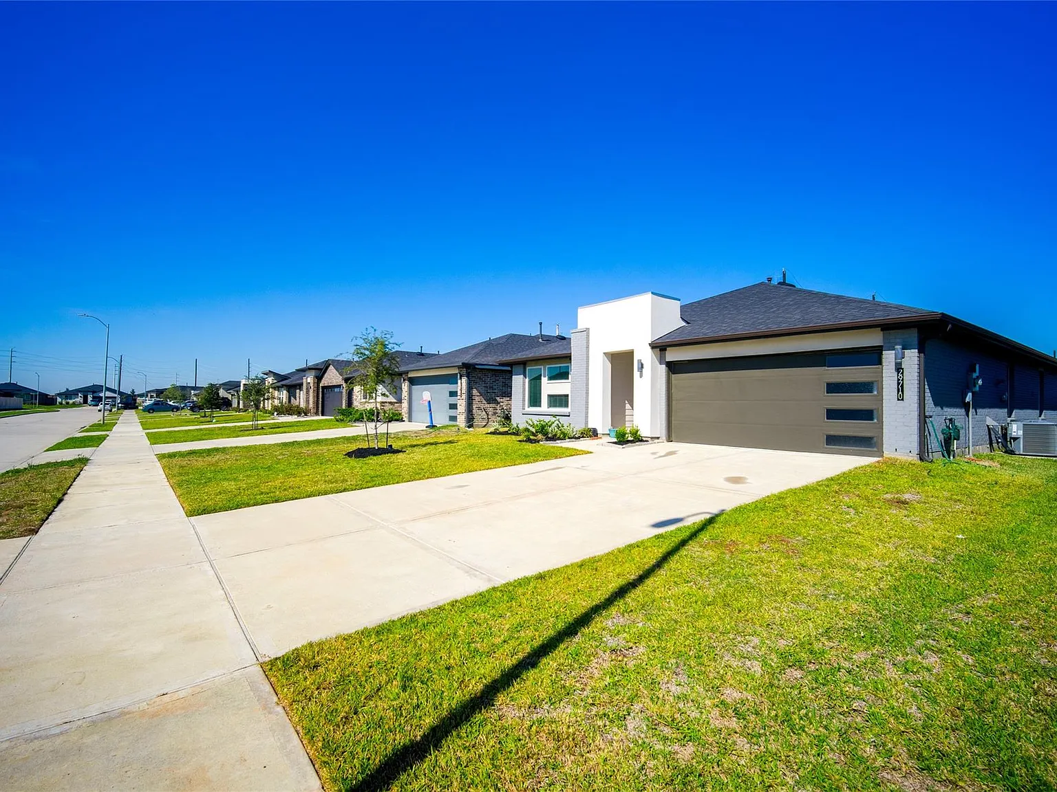 4 bed, 2.0 bath, 2061 sqft, $2,300 — Photo 3