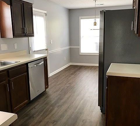3rd image of 2820 Leo Dr