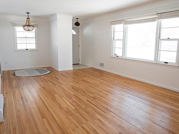 4th image of 1176 Lawson Ave E