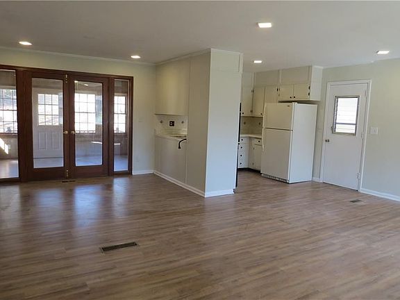 3rd image of 2333 Hollyridge Dr SW