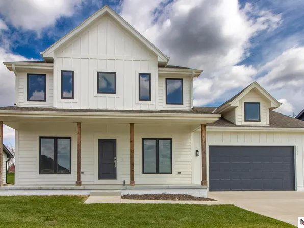 2855 Southern Hills Dr, Blair, NE 68008