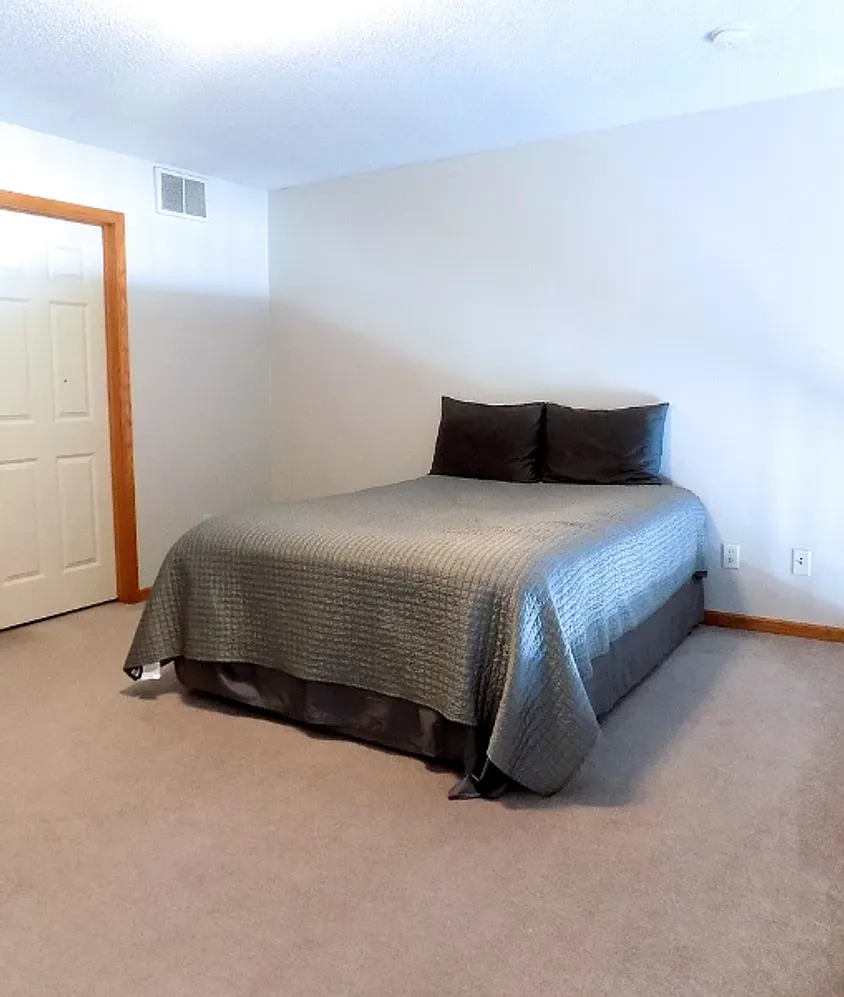 Landmark Square Apartments — Photo 4