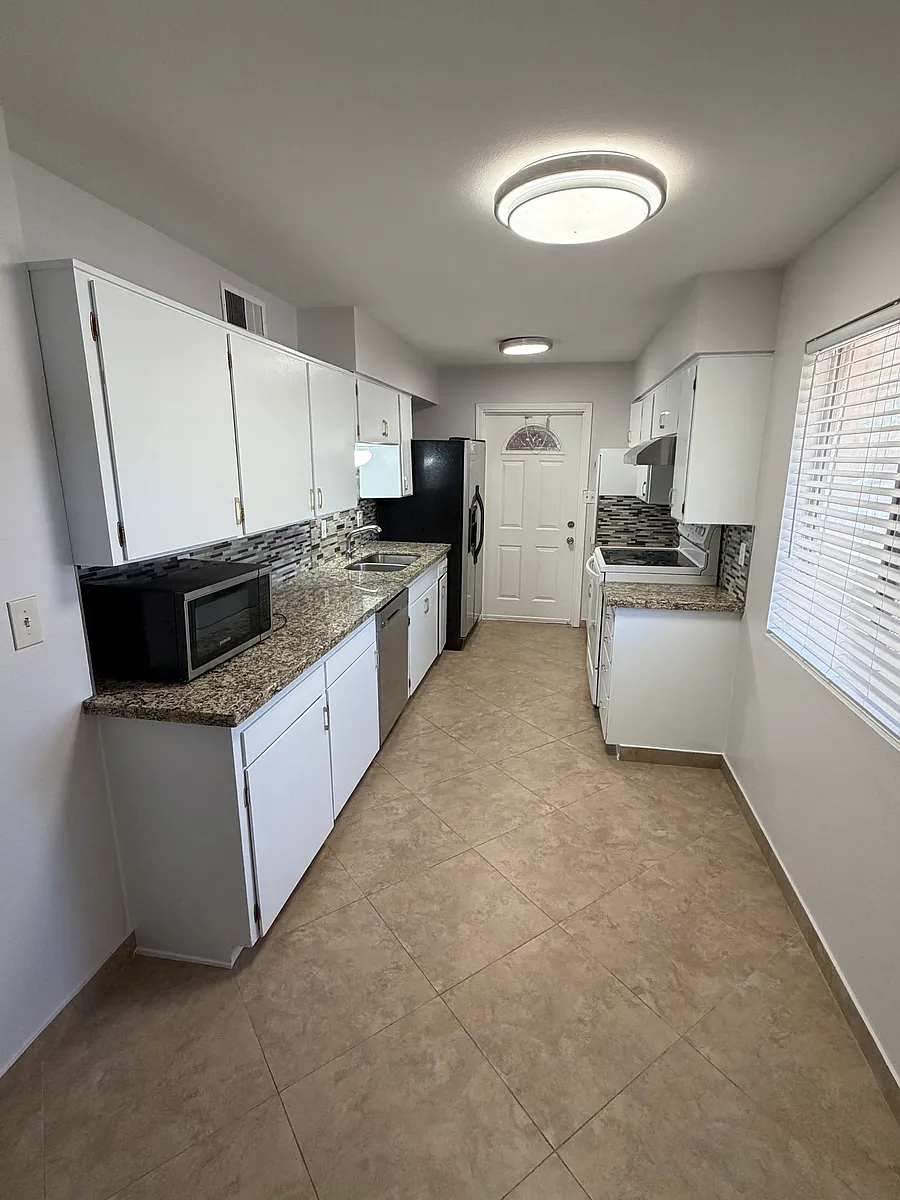 Building Photo - 551 S Rdg #551