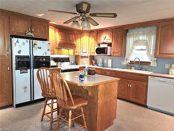5th image of 18 Hickory St