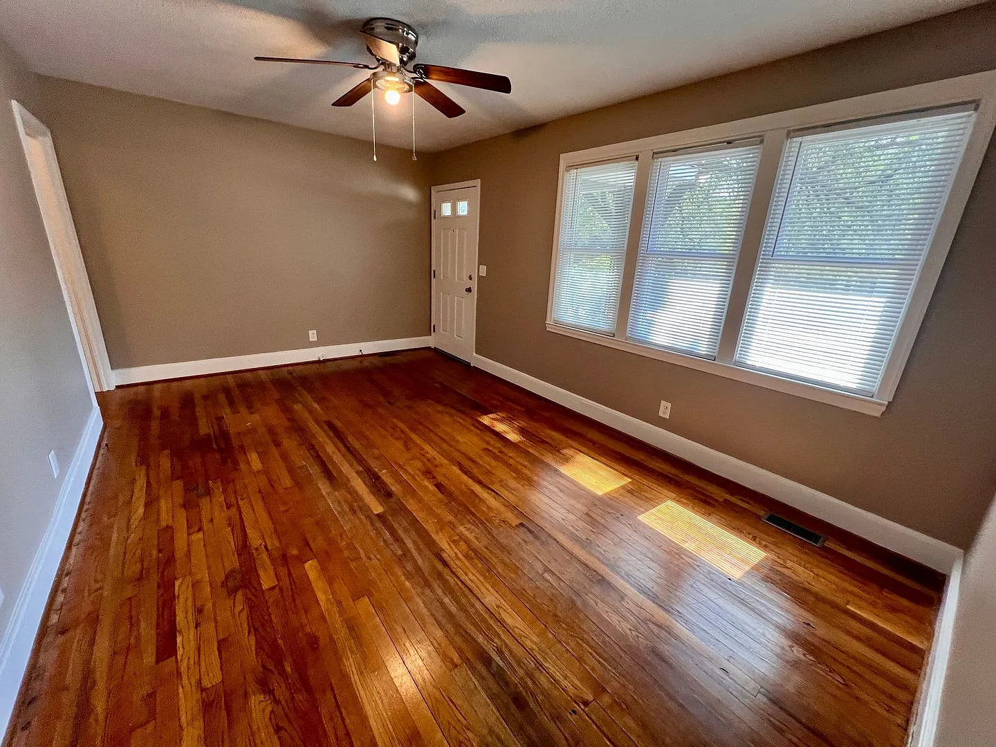 Charming 3-Bedroom Brick Home with Hardwood Floors in Cayce — Photo 3
