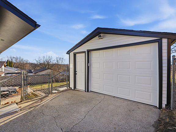 4th image of 4137 Knob Hill Dr
