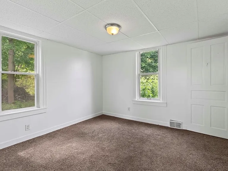 916 Sarah St — Photo 10