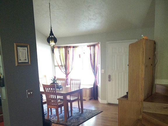 Walk in to dining/living roo