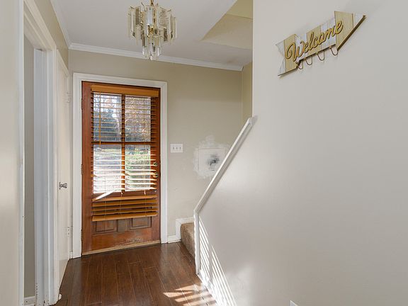 2nd image of 33 Hickory Knl