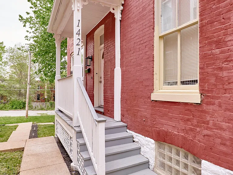 1421 N Park Pl — Photo 8