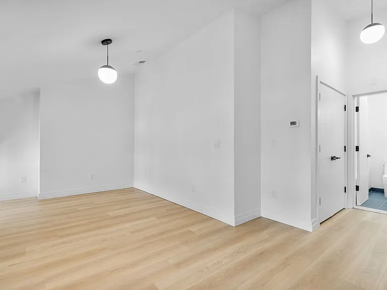 41 N Main St — Photo 31
