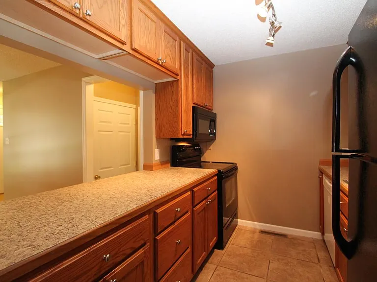2242 E Aloma kitchen