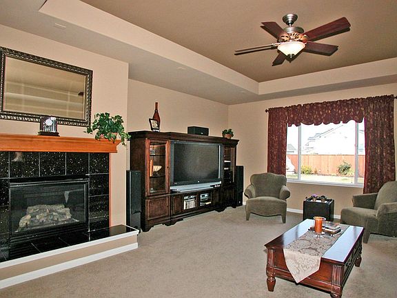 LARGE FAMILY ROOM