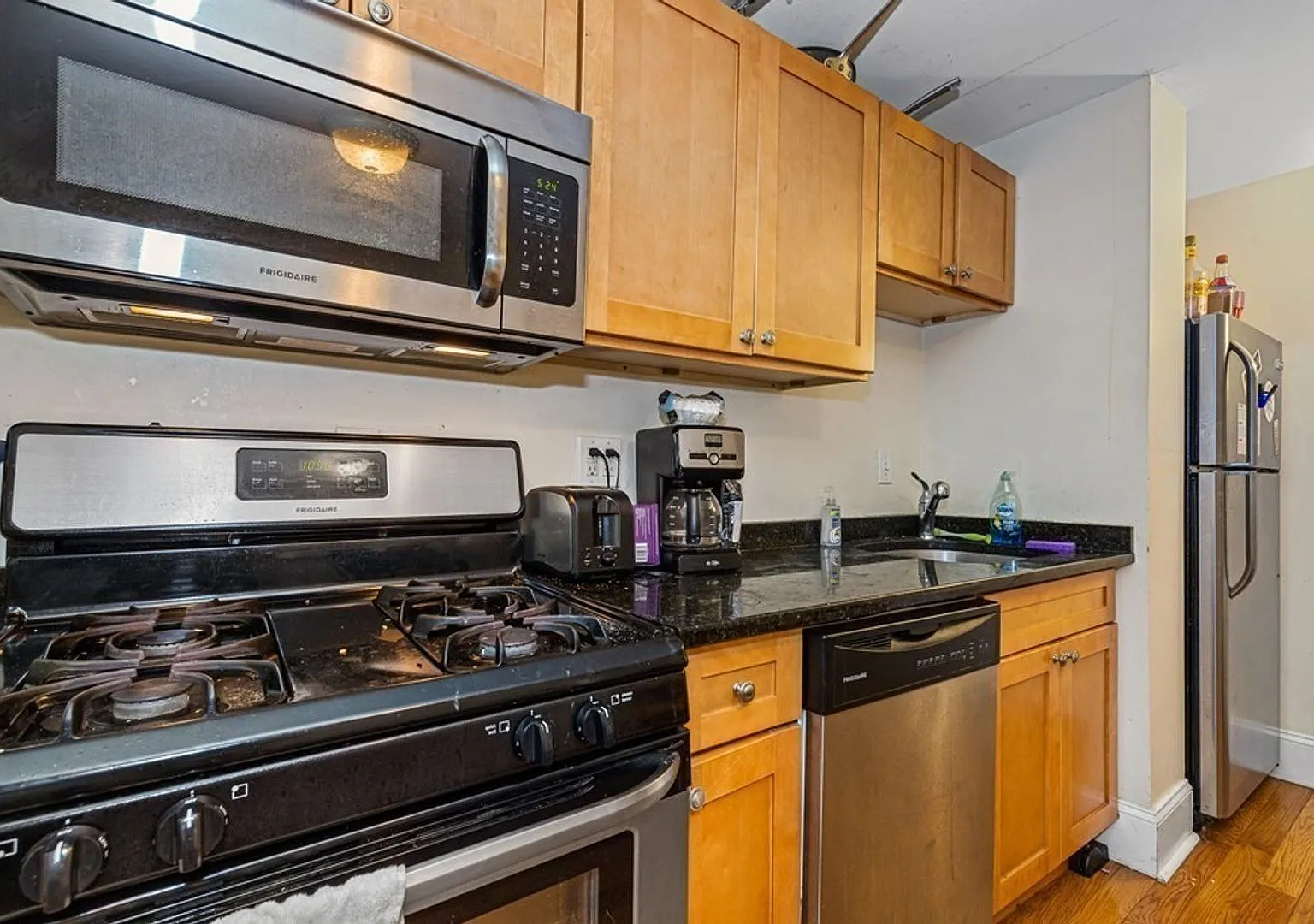 Central Location in Mission Hill. Massive Unit. — Photo 3