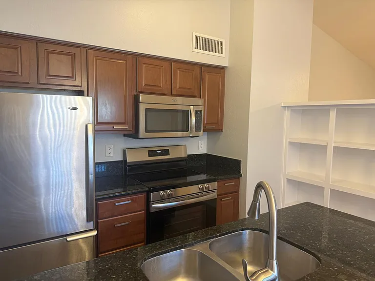 2527 S Maple Ave #102 — Photo 7