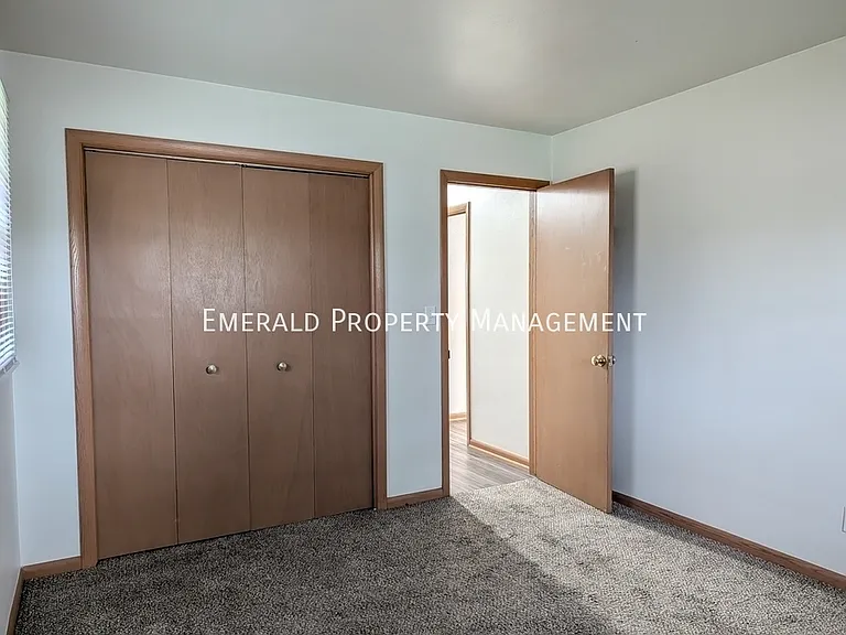562 N Mulford Rd #4 — Photo 13