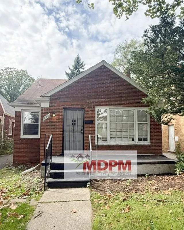 3 bed, 1.5 bath, 1119 sqft, $1,100 — Photo 1