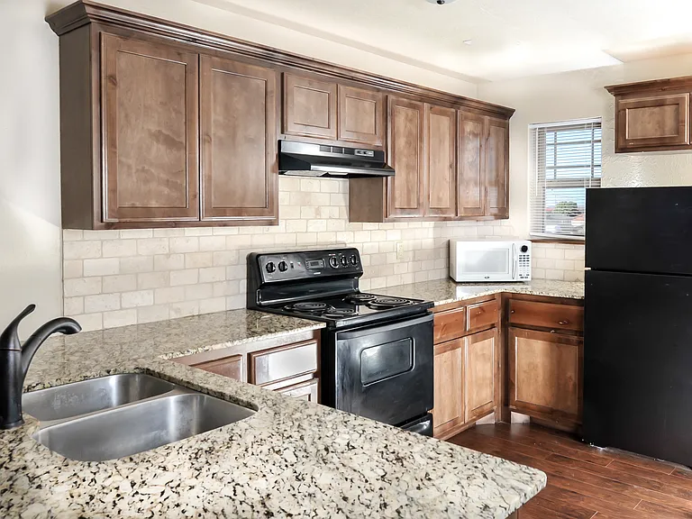 115 E St — Photo 12