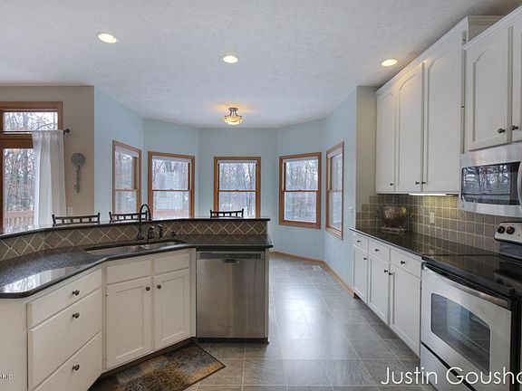 4th image of 5046 Glen Oaks Dr NE