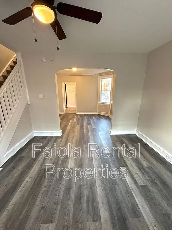 3 bed, 1.0 bath, 1059 sqft, $1,900 — Photo 3
