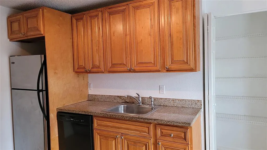3 bed, 2.0 bath, 1348 sqft, $1,750 — Photo 4