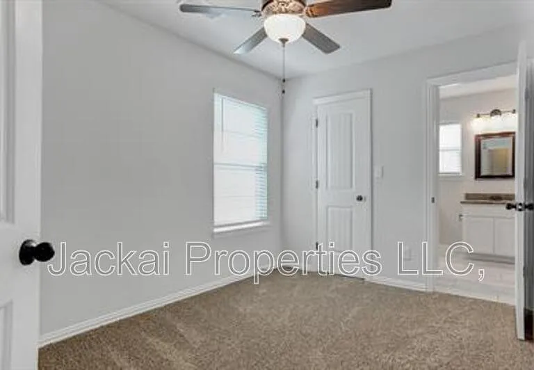 243 W Forest Ave — Photo 12