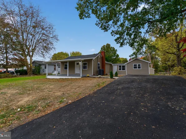 19 Meadow Rd, New Castle, DE 19720