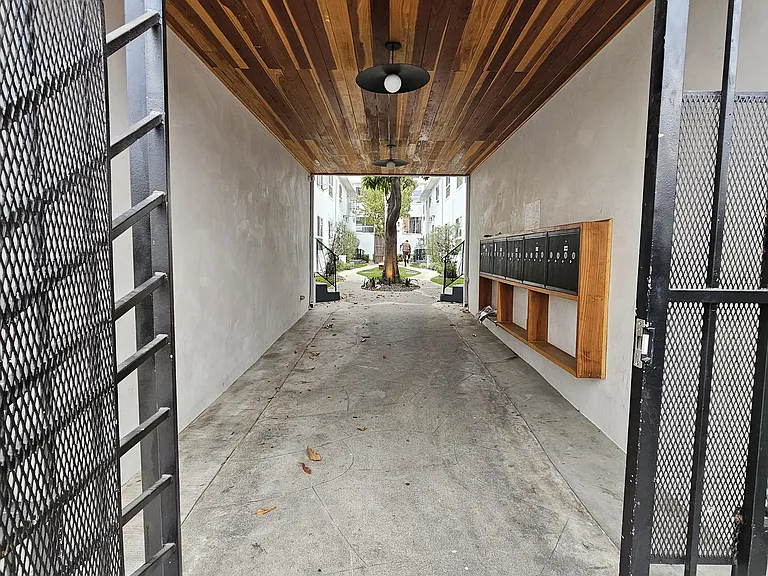 1747 N Kingsley Dr #10 — Photo 2
