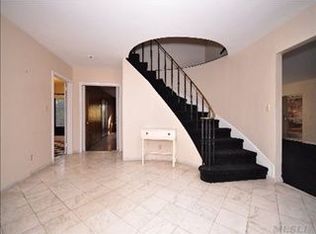 16 Lake Rd, Great Neck, NY 11020