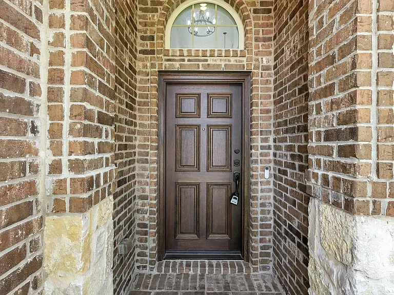 10421 Sexton Dr — Photo 3