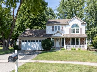 8 Raintree Ct, Cary, IL 60013