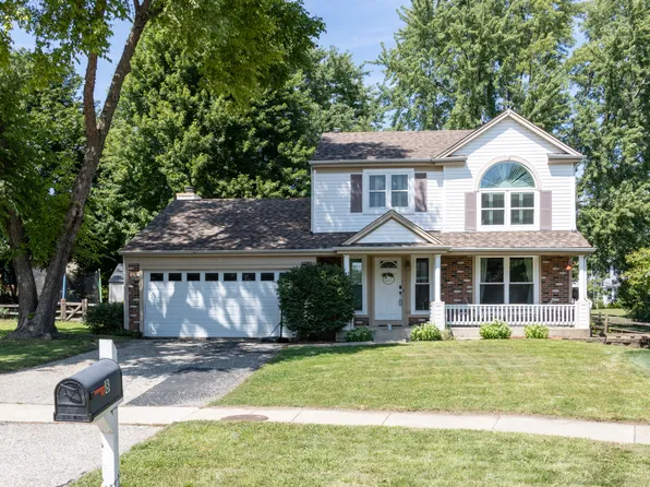 8 Raintree Ct, Cary, IL 60013