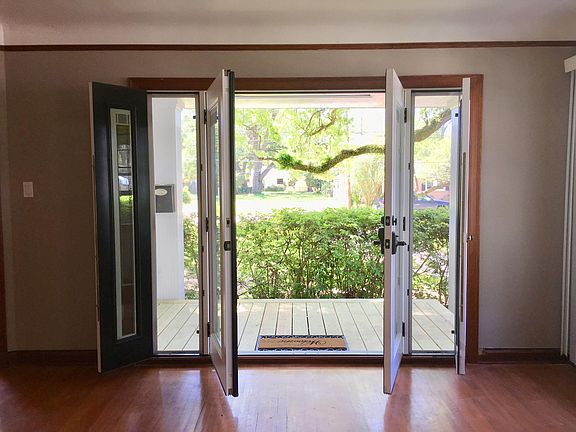 Front entrance with venting sidelites