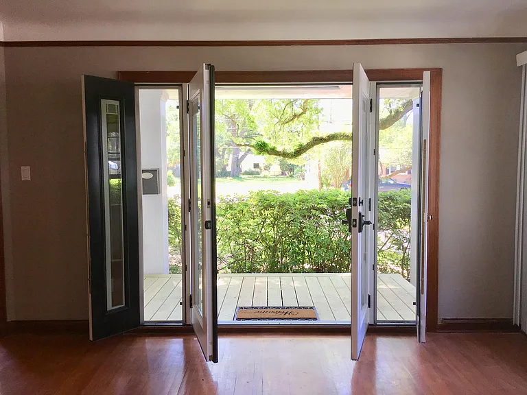 Front entrance with venting sidelites