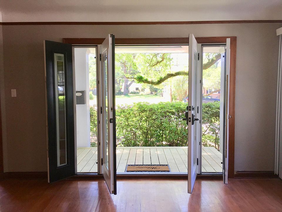 Front entrance with venting sidelites