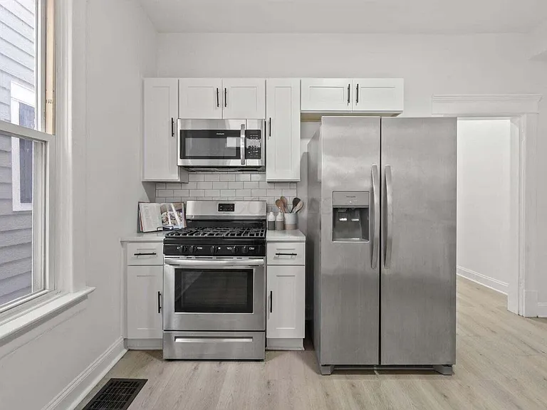 550 W Town St #550 — Photo 9