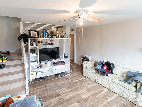3rd image of 204 Glenrose Ct