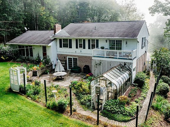 3rd image of 14 Courtly Cir