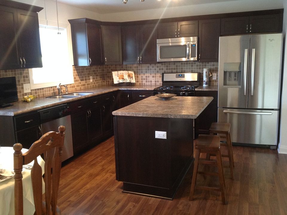 Kitchen w/eat-at island