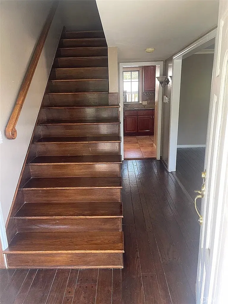 4 bed, 2120 sqft, $4,900 — Photo 2