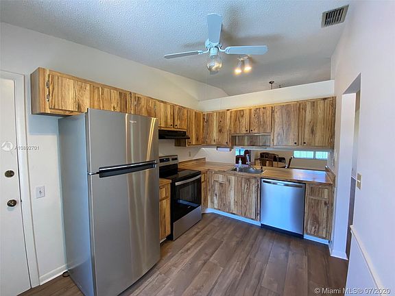 5th image of 330 Lakewood Cir APT A