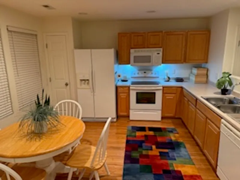 3 bed, 2.0 bath, 1337 sqft, $2,645 — Photo 4