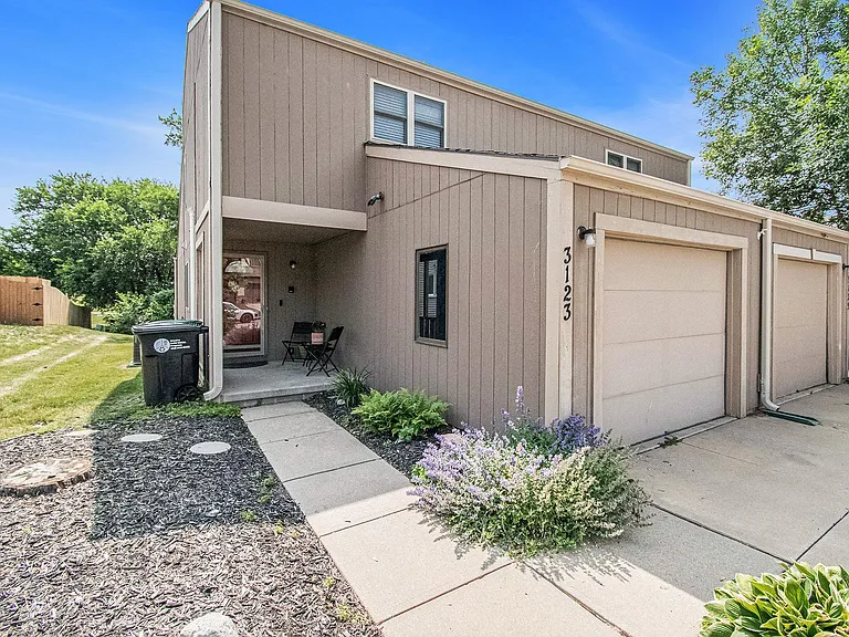 3123 S 144th Ave — Photo 4