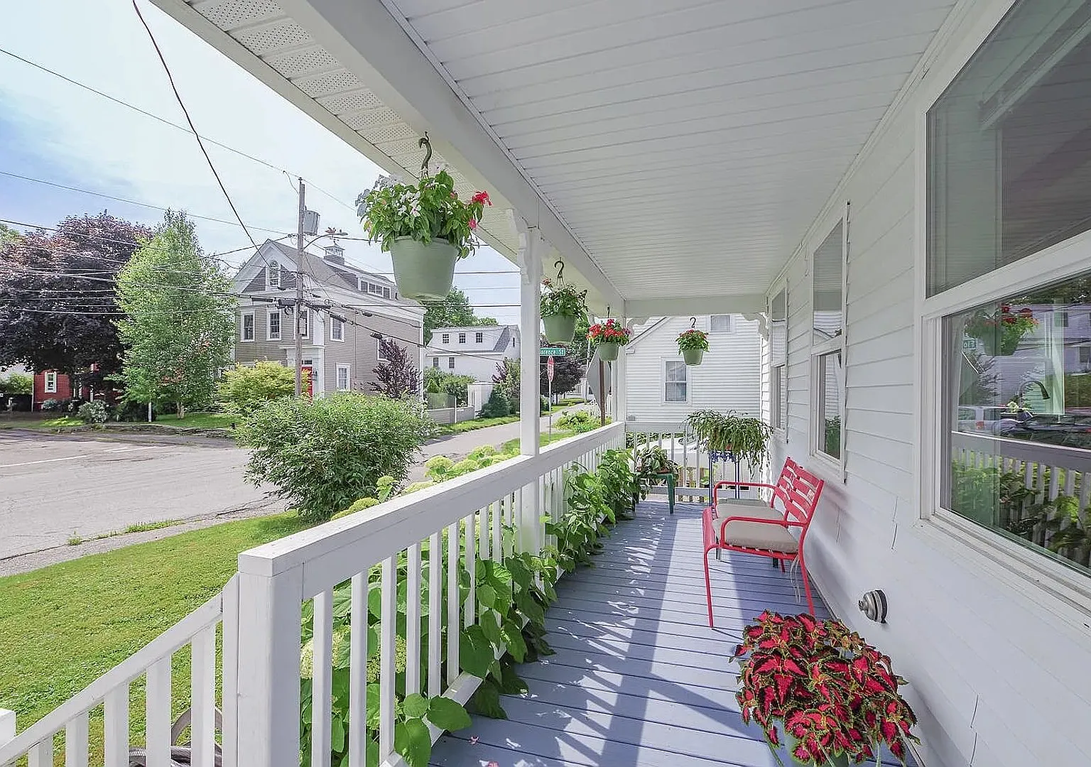 Upgraded and renovated with parking and pets ok! Walk to Sandy Beach, Rockland Harbor and the boa... — Photo 2