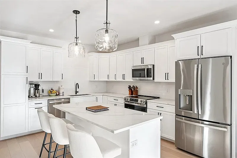 1 bed, 1.0 bath, 796 sqft, $1,850 — Photo 2