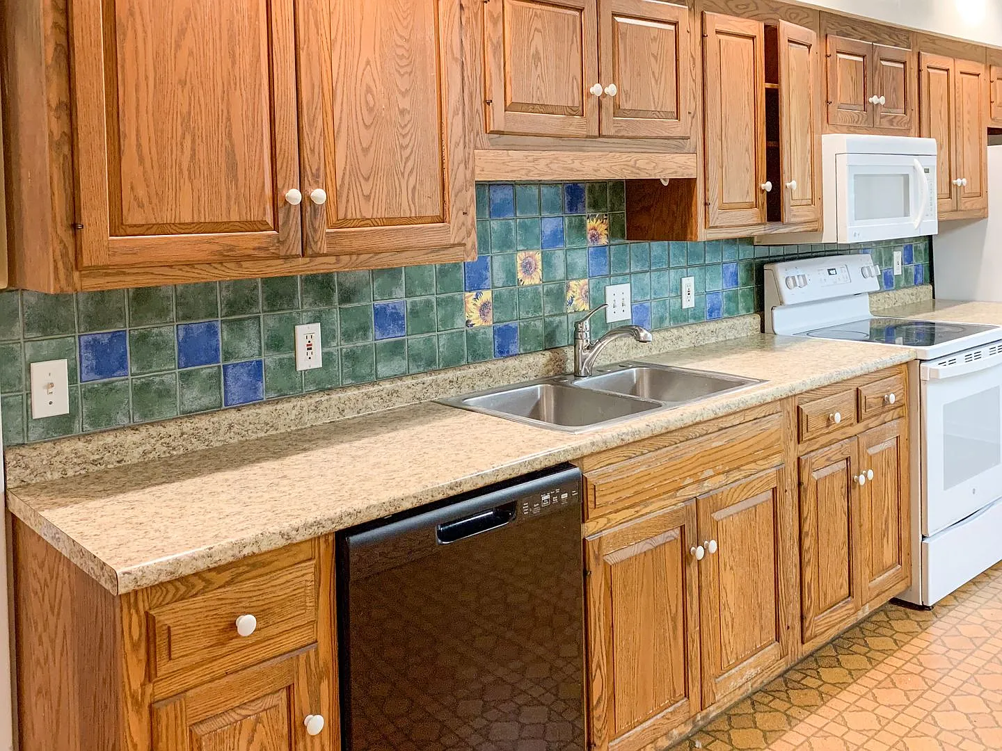 5 bedroom, 2 bathroom house (238 Spear St) — Photo 2