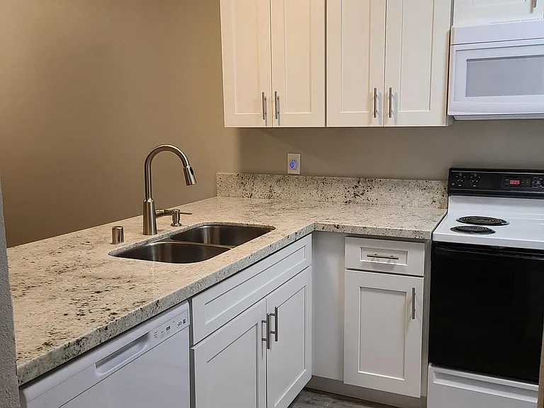 630 San Lorenzo St #4 — Photo 4