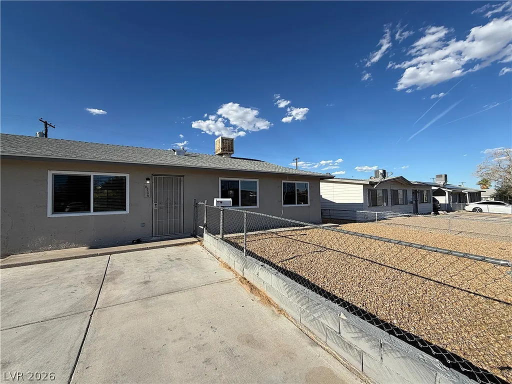 3 bed, 2.0 bath, 988 sqft, $1,495 — Photo 2
