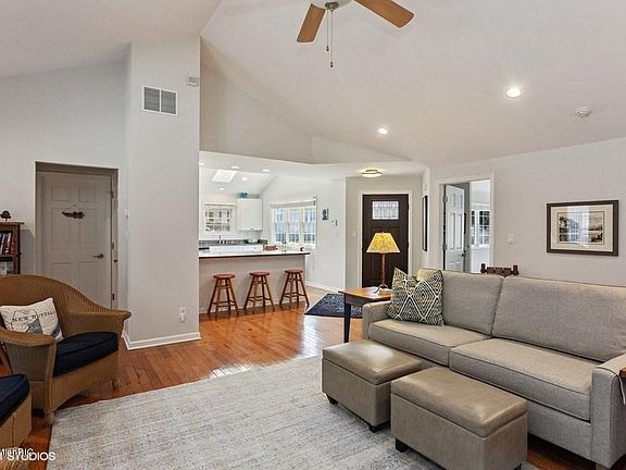 4th image of 11015 Garden Dr